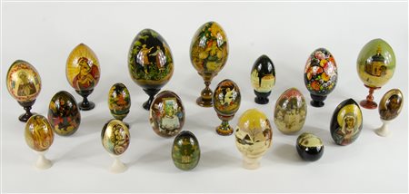 Lotto composto da 19 uova decorate e dipinte, con piedistalli. Misure diverse.