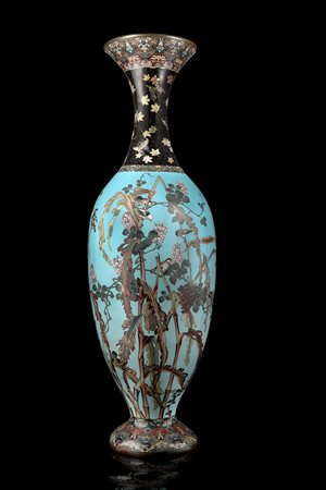 Grande vaso in metallo cloisonnè decorato con motivo floreale su fondo...