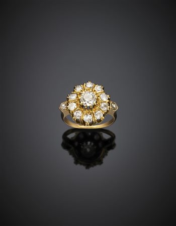 Anello in oro giallo sagomato e diamanti per complessivi ct. 1 circa, g 5,46...