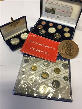 REPUBBLICALotto di monete speciali, di cui alcune in argento, in confezione.