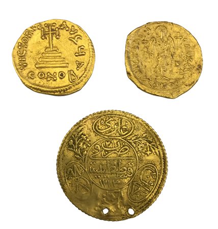 3 monete in oro (una bucata e una falsa).
