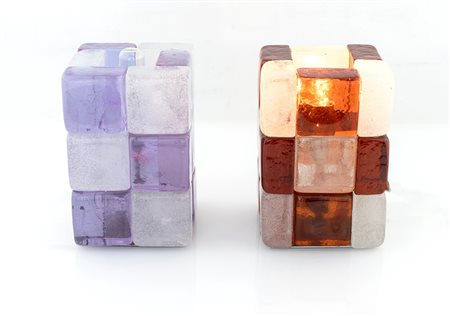 Coppia di lampade da tavolo formata da cubi di vetro sommerso e colorato di...