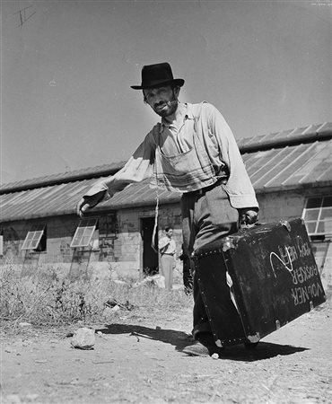 Robert Capa (1913 - 1954)Israel, immigrants people 1948-1950Quattro stampe...