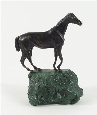 Scultura in bronzo raffigurante cavallo, su base in malachite. H. tot cm. 22.
