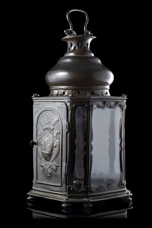 Lanterna di forma ottagonale in ottone con anta centrata da stemma della Famigl