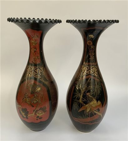 Coppia di vasi a balaustro in ceramica laccata a fondo rosso decorati a riserve