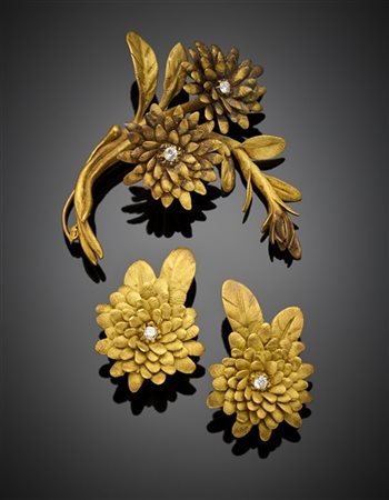 Demi-parure floreale in oro giallo satinato e diamanti composta da spilla di cm