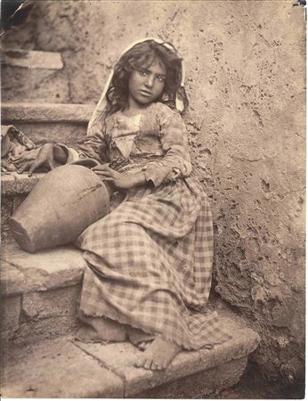 Wilhelm Von Gloeden (1856-1931), Bambina siciliana con orcio, 1880 ca