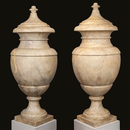 Coppia di grandi vasi a balaustro con coperchio, in marmo rosso rubino, cm....