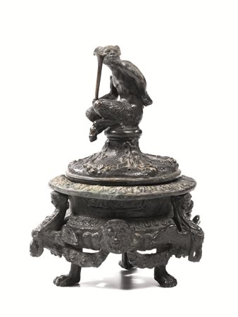 Calamaio, sec. XIX, in bronzo alla maniera della bottega del Riccio, di forma...