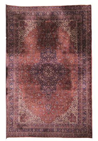 Grande tappeto Kirman, fondo rosso con decoro floreale nei torni del blu, al...