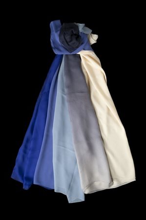 Lotto di cinque foulard in chiffon in grigio, mauve, blu-grigio, bluette e rosa