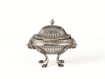Zuccheriera, inizi sec. XIX, di forma ovale in argento lavorato a sottili...
