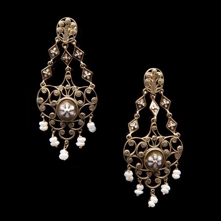 Antichi orecchini pendenti in filigrana di oro giallo, smalti e perle