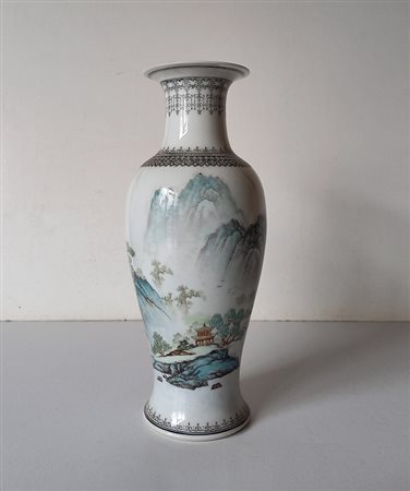 Cina - Vaso in porcellana decorata con marchio alla base - h.cm.30