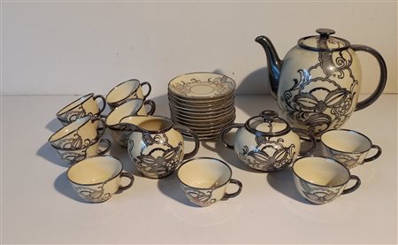 Servizio da caffè da dodici persone in porcellana tedesca decorata in argento