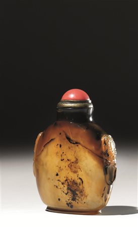 Snuff bottle, Cina sec. XIX -XX, in agata color caramello con inclusioni...