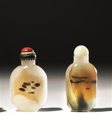 Due snuff bottle, Cina sec. XIX-XX, una dalla forma allungata in agata...
