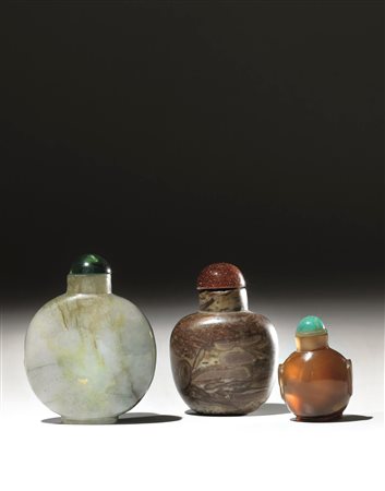 Tre snuff bottles, Cina sec. XIX-XX, una in giada verde céladon dalla forma...