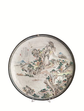 Grande piatto, Cina sec. XIX-XX, in metallo smaltato raffigurante un...