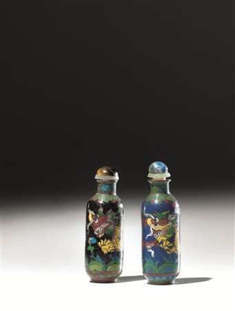 Due snuff bottles, Cina sec. XIX-XX, di forma cilindrica in metallo cloisonné...