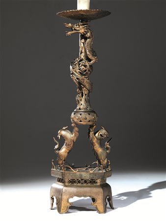 Candelabro, Cina sec. XIX-XX, in bronzo con base a plinto decorata con due...