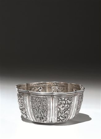 Piccolo ciotola, Cina sec. XIX - XX, dalla forma polilobata in argento...