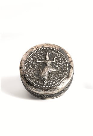 Contenitore, India, sec. XIX, di forma circolare in argento sbalzato il...