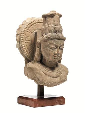 Frammento, India Centrale, in pietra arenaria raffigurante divinità indiana...