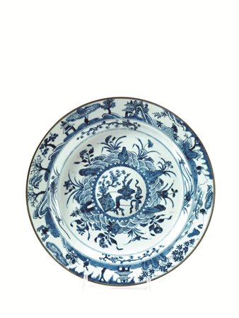 Piatto, Cina sec. XVIII - XIX, in porcellana bianca e blu decorato con i...