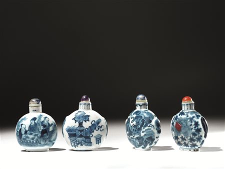 Due snuff bottles, Cina sec. XIX-XX, in porcellana bianco e blu decorate con...