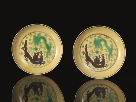 Coppia di piccoli piatti, Cina sec. XIX, in porcellana dal fondo giallo...