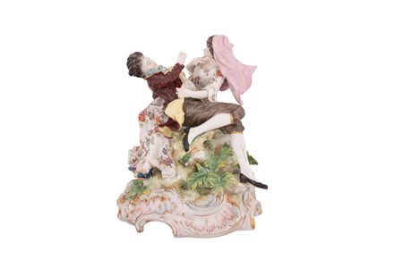  
Gruppo in porcellana tedesca raffigurante scena galante in abiti settecenteschi 
 cm 26x20