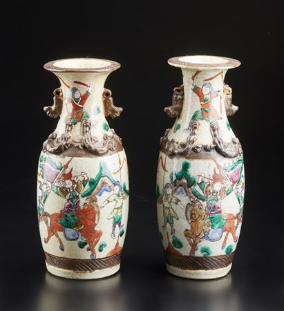  Arte Cinese - Coppia di vasi con decorazione figurativa 
Cina, dinastia Qing, XIX secolo .