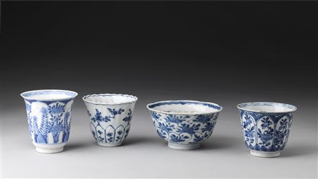  Arte Cinese - Lotto composto da quattro oggetti in porcellana bianco/blu
Cina, dinastia Qing, inizi XVII secolo.