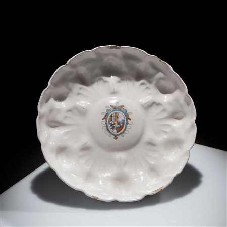 Grande piatto in maiolica bianca, Faenza 1550