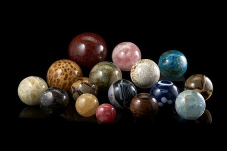 Collezione di sedici sfere in marmi, quarzi e pietre dure