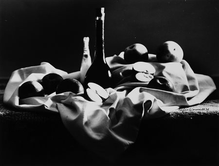Mario Giacomelli (1925-2000)  - Natura morta con mele, 1978