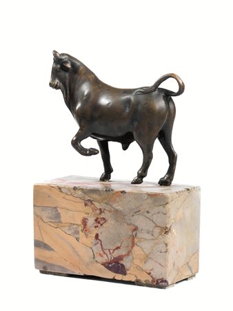 Piccola scultura, sec. XVII, in bronzo modellata come un toro, da un...