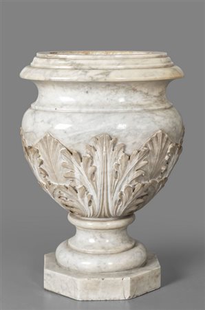 Vaso in marmo scolpito con elementi vegetali, 