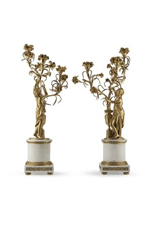 Coppia di candelieri a tre fiamme in bronzo con reggicandele decorati a fiori s