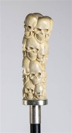 Bastone da passeggio "Memento Mori" con teschi in osso - XX secolo