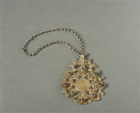  Arte Islamica - Medio- Oriente. 
Catena con pendente in filigrana d'argento.   
Segni d'uso. .