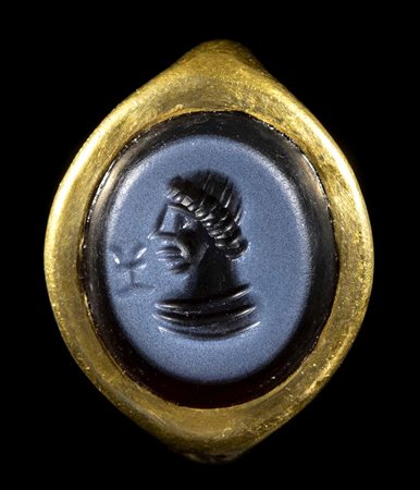 A SASANIAN GOLD RING WITH A NICOLO INTAGLIO. MALE BUST WITH AN EMBLEMA. 