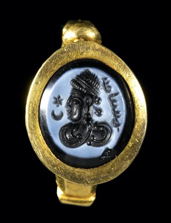 A FINE SASANIAN GOLD RING WITH A NICOLO INTAGLIO. BUST OF A WOMAN WITH MOON, STAR AND INSCRIPTION. 