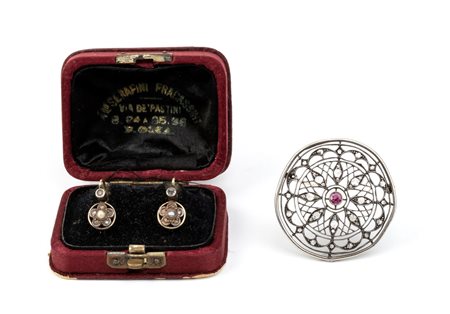 Paio di orecchini in oro argento, perla, diamanti ed una spilla in oro con diamanti e rubino sintetico   