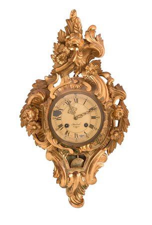  
Orologio Cartel in legno dorato decorato a motivi vegetali e floreali 
 cm 63x36