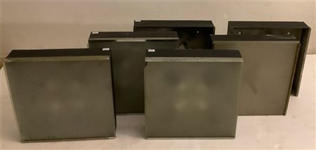Stilnovo Gruppo di sei plafoniere di forma quadrata in metallo verniciato e vetr