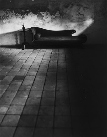 André Kertèsz (1894-1985)  - Sofa dans la cave, Williamsburg, 1948