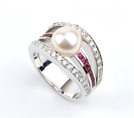  
ASCIONE: anello in oro con rubini, diamanti e perla 
 